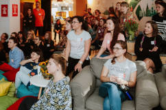 Uczestniczki warsztatów Rails Girls w Warszawie słuchają krótkich prezentacji